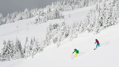 Offpiste-Fahren im Skigebiet Sun Peaks
