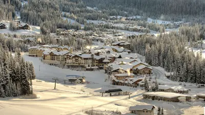 Blick auf den Ort Sun Peaks