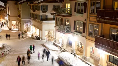 Winterliche Straße im Ort in Sun Peaks