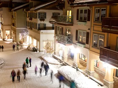 Winterliche Straße im Ort in Sun Peaks © Royce Sihlis