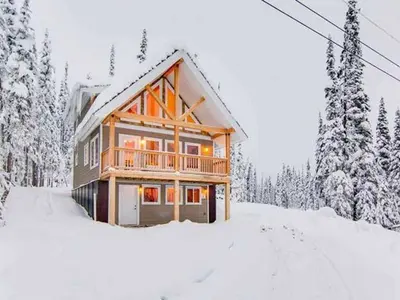 Einige Ferienchalets liegen direkt im Skigebiet © Hudson Bay Mountain