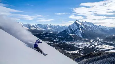 Snowboarden im Skigebiet Norquay im Skigebiet Banff