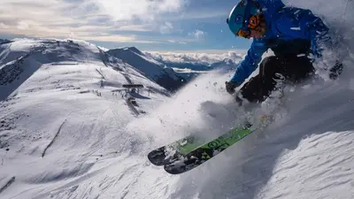 Skifahrer auf der Piste in Lake Louise