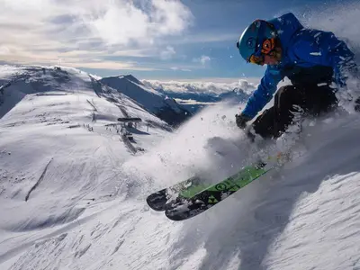 Skifahrer auf der Piste © Lake Louise Ski Resort, Reuben Krabbe