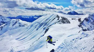 Skifahrer im Tiefschnee im Skigebiet Lake Louise