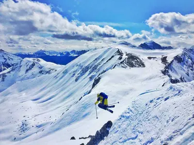 Skifahrer im Tiefschnee im Skigebiet Lake Louise © Lake Louise Ski Resort, Noah Maisonet