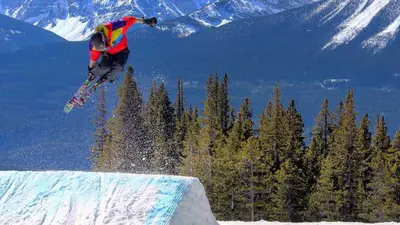 Jump mit den Skiern im Skigebiet Lake Louise