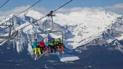 Aufstieg mit dem Sessellift im Skigebiet Lake Louise