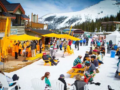 Après Ski direkt an der Piste im Skigebiet Sunshine Village © Sunshine Village