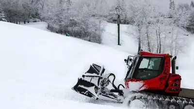 Pistenbully bei der Arbeit im Skigebiet Snow Valley