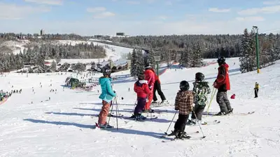 Skifahrer im Skigebiet Snow Valley