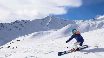 Skifahrer auf den Pisten im Skigebiet Marmot Basin