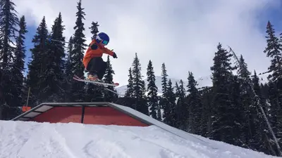 Übungen im Snowpark  im Skigebiet Marmot Basin