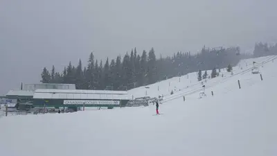 Die Sessellift Station im Skigebiet  Marmot Basin