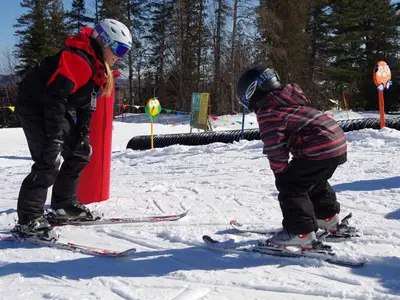 Kinderski im Skigebiet Montcalm © Ski Montcalm