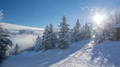 Blick auf einen Sessellift in Mont Sutton