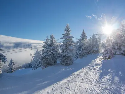 Blick auf einen Sessellift in Mont Sutton © Mont Sutton