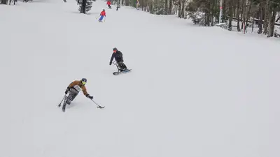 Skifahren unter dem Sessellift in Mont Sutton