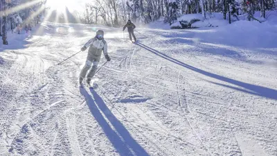 Skifahren bei schönem Wetter in Mont Sutton