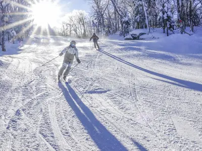 Skifahren bei schönem Wetter in Mont Sutton © Mont Sutton / Jocelyne Trudeau