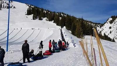 Mit Gummireifen rutscht man die Tubingbahn hinab im Sasquatch Mountain Resort