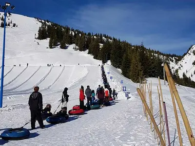 Mit Gummireifen rutscht man die Tubingbahn hinab im Sasquatch Mountain Resort © Sasquatch Mountain Resort