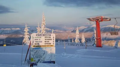 Moderne Liftanlagen bringen die Besucher auf die Berge in der Sasquatch Mountain Resort