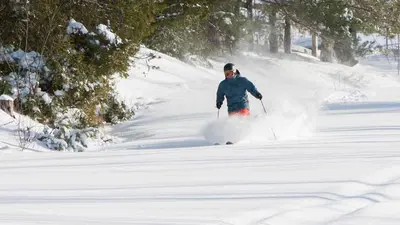 Skifahrer im Skigebiet Ski Snow Valley