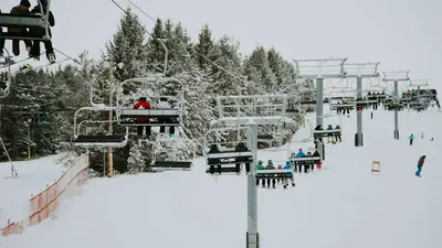 Sessellift im Skigebiet Brimacombe