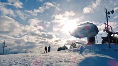 Blick vom Gipfel über das Skigebiet von Brimacombe