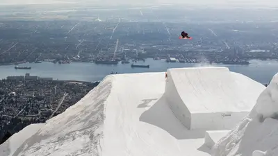 Snowboarder im Funpark von Grouse Mountain