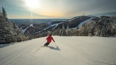 Skifahrer auf einer Piste im Skigebiet Tremblant