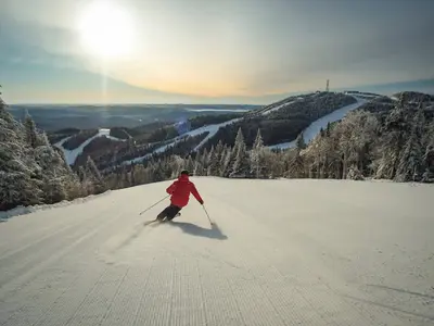 Skifahrer auf einer Piste im Skigebiet Tremblant © Tremblant