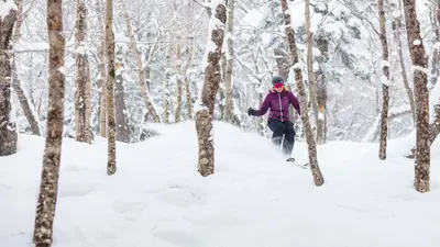 Skifahrerin abseits der Pisten in Mont-Tremblant