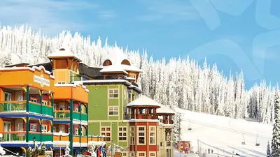 Dorf an der Piste der Mittelstation des Silver Star Mountain Resorts