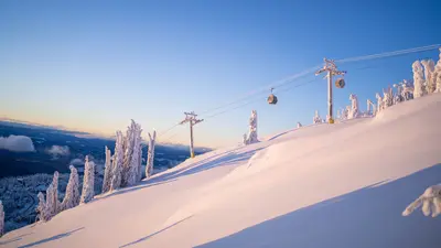 Blick auf die Gondelbahn an einem Bluebird-Tag