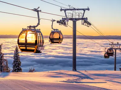 Sonnenaufgang und Blick auf die Gondel © Gavin Phillips / SilverStar Mountain Resort