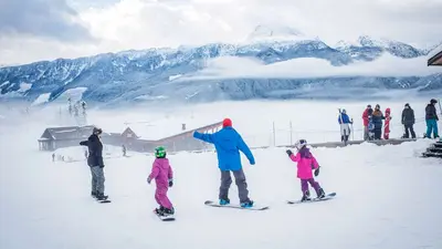 Familie im Anfängerbereich des Revelstoke Mountain Resorts