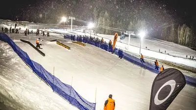 Snowboarder im Terrain Park des Revelstoke Mountain Resorts
