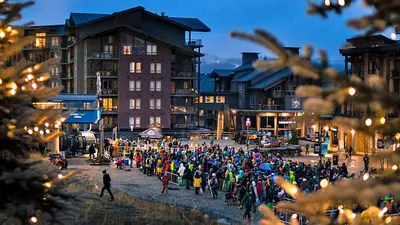 Wintersportler an der Talstation des Revelstoke Mountain Resorts