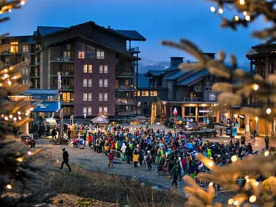 Wintersportler an der Talstation des Revelstoke Mountain Resorts © Revelstoke Mountain Resort, Ian Houghton