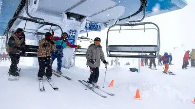 Skifahrer vor dem 4er-Sessellift im Revelstoke Mountain Resort