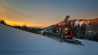 Pistenraupe beim Präparieren in Cypress Mountain