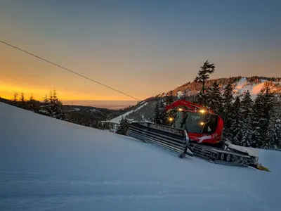 Pistenraupe beim Präparieren in Cypress Mountain © Cypress Mountain