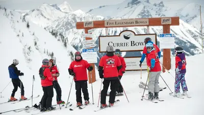 Skifahrer im Skigebiet Fernie