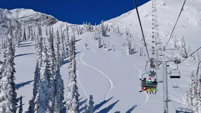 Blick auf einen Sessellift im Skigebiet Fernie