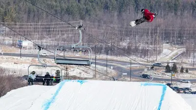 Snowboarder im The Badlands Park mit Jumps & Rails 