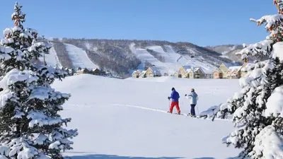 Schneeschuhwanderung mit Blick auf die Pisten des Blue Mountain