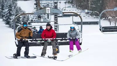 Vom Resort aus geht es mit dem Skilift auf den Blue Mountain