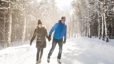 Paar beim Eislaufen auf dem Skatingloop im Blue Mountain Resort